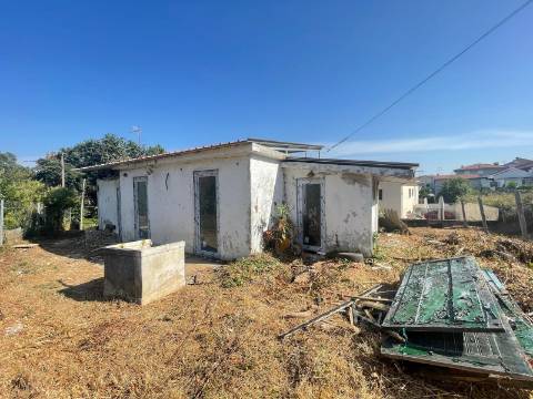 2 Moradias para restaurar, inseridas em um terreno de 2962m2, em Sandim!