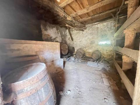 2 Moradias para restaurar, inseridas em um terreno de 2962m2, em Sandim!