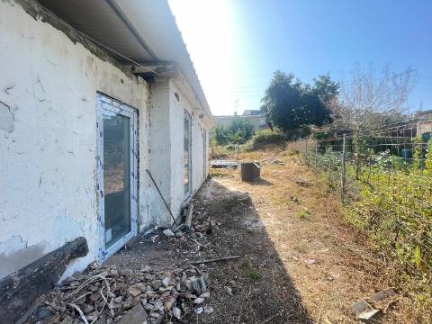 2 Moradias para restaurar, inseridas em um terreno de 2962m2, em Sandim!