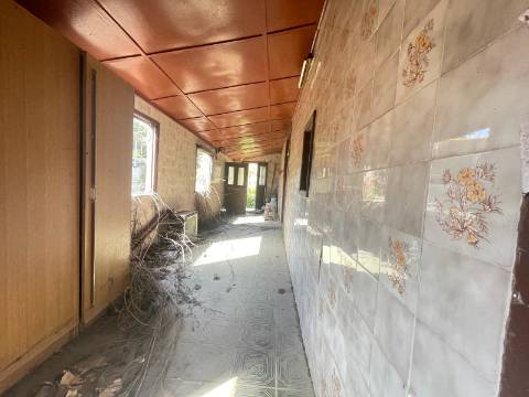 2 Moradias para restaurar, inseridas em um terreno de 2962m2, em Sandim!