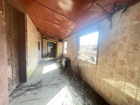 2 Moradias para restaurar, inseridas em um terreno de 2962m2, em Sandim!