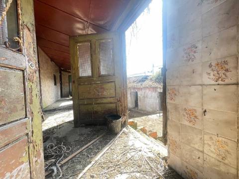 2 Moradias para restaurar, inseridas em um terreno de 2962m2, em Sandim!