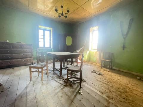 2 Moradias para restaurar, inseridas em um terreno de 2962m2, em Sandim!