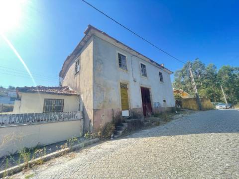 2 Moradias para restaurar, inseridas em um terreno de 2962m2, em Sandim!