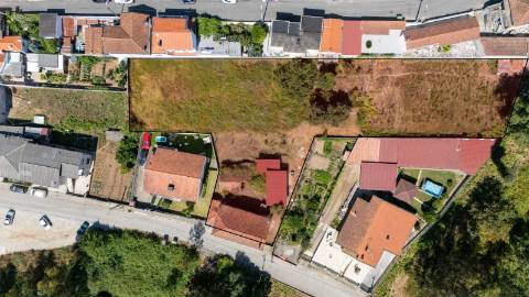 2 Moradias para restaurar, inseridas em um terreno de 2962m2, em Sandim!