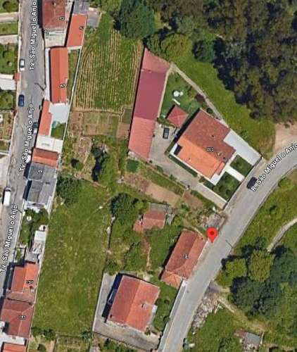 2 Moradias para restaurar, inseridas em um terreno de 2962m2, em Sandim!