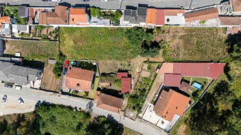 2 Moradias para restaurar, inseridas em um terreno de 2962m2, em Sandim!