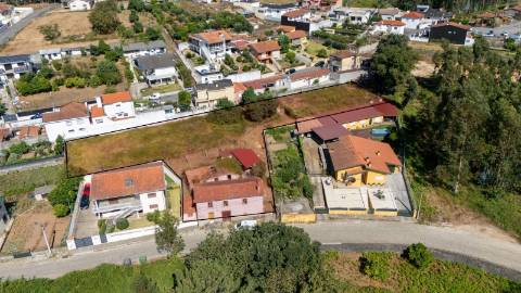 2 Moradias para restaurar, inseridas em um terreno de 2962m2, em Sandim!