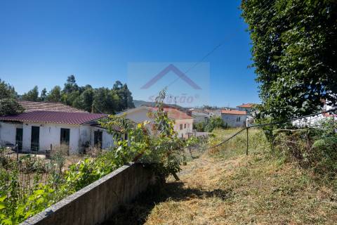 2 Moradias para restaurar, inseridas em um terreno de 2962m2, em Sandim!