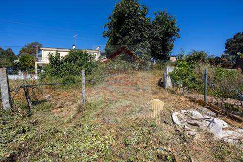 2 Moradias para restaurar, inseridas em um terreno de 2962m2, em Sandim!