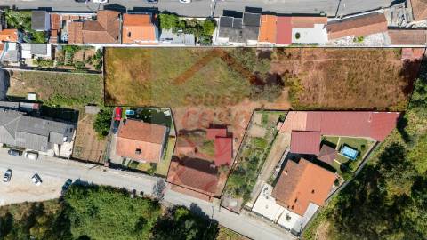 2 Moradias para restaurar, inseridas em um terreno de 2962m2, em Sandim!