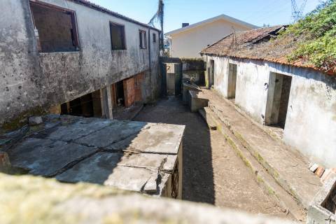 2 Moradias para restaurar, inseridas em um terreno de 2962m2, em Sandim!
