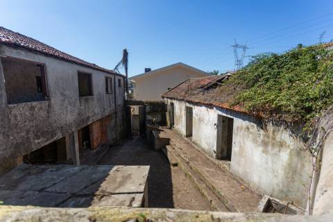 2 Moradias para restaurar, inseridas em um terreno de 2962m2, em Sandim!