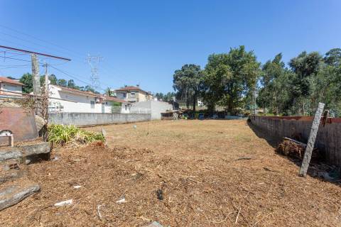 2 Moradias para restaurar, inseridas em um terreno de 2962m2, em Sandim!