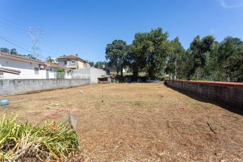 2 Moradias para restaurar, inseridas em um terreno de 2962m2, em Sandim!