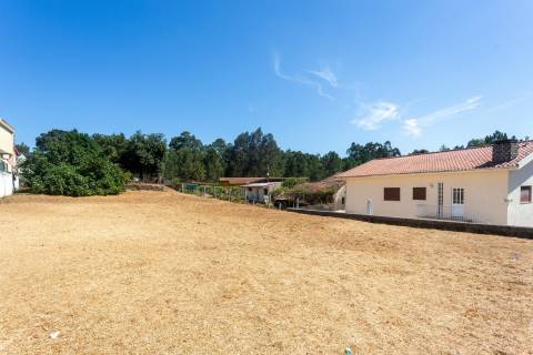 2 Moradias para restaurar, inseridas em um terreno de 2962m2, em Sandim!