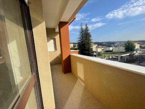 🏡 T4 remodelado (parcialmente) no centro de Paredes – ao lado da estação!