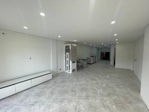 🏡 T4 remodelado (parcialmente) no centro de Paredes – ao lado da estação!