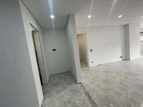 🏡 T4 remodelado (parcialmente) no centro de Paredes – ao lado da estação!