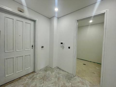 🏡 T4 remodelado (parcialmente) no centro de Paredes – ao lado da estação!