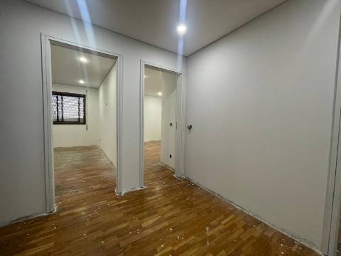 🏡 T4 remodelado (parcialmente) no centro de Paredes – ao lado da estação!
