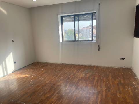 🏡 T4 remodelado (parcialmente) no centro de Paredes – ao lado da estação!