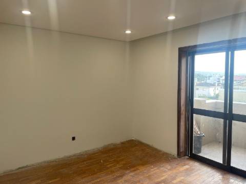 🏡 T4 remodelado (parcialmente) no centro de Paredes – ao lado da estação!