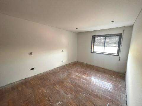 🏡 T4 remodelado (parcialmente) no centro de Paredes – ao lado da estação!