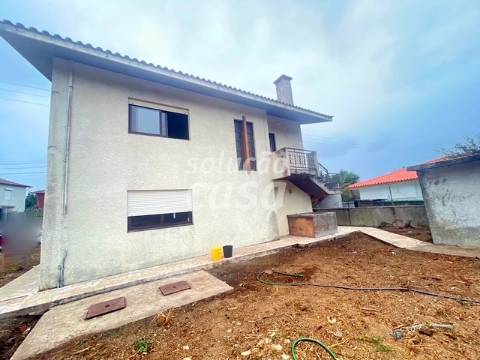 Moradia Isolada T4 para REMODELAR, com 2860m2 de Terreno!