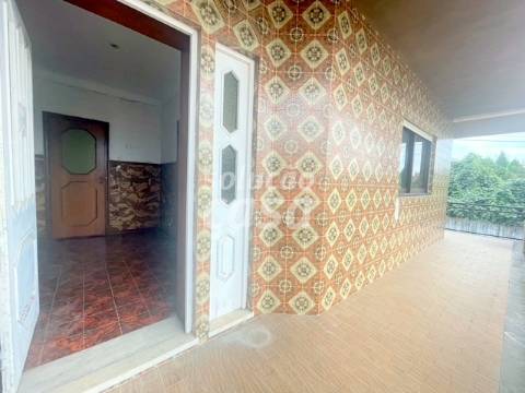 Moradia Isolada T4 para REMODELAR, com 2860m2 de Terreno!