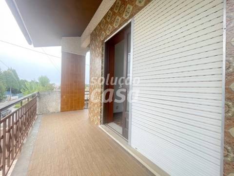 Moradia Isolada T4 para REMODELAR, com 2860m2 de Terreno!