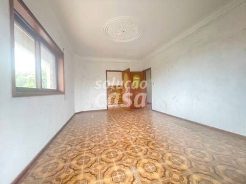 Moradia Isolada T4 para REMODELAR, com 2860m2 de Terreno!