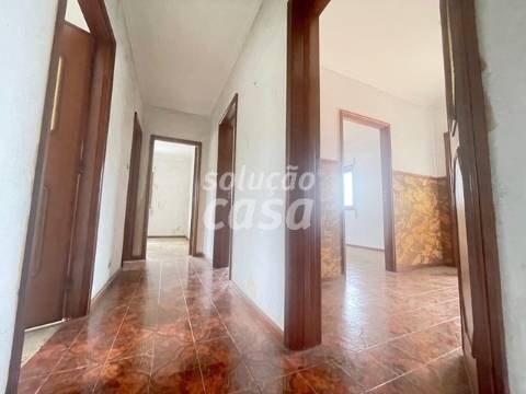 Moradia Isolada T4 para REMODELAR, com 2860m2 de Terreno!