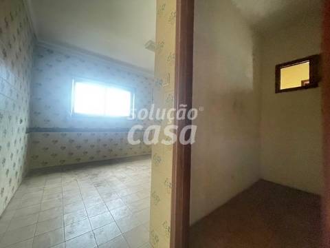 Moradia Isolada T4 para REMODELAR, com 2860m2 de Terreno!