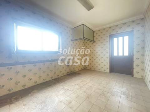 Moradia Isolada T4 para REMODELAR, com 2860m2 de Terreno!