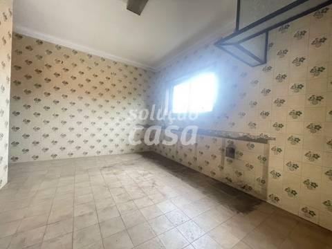 Moradia Isolada T4 para REMODELAR, com 2860m2 de Terreno!