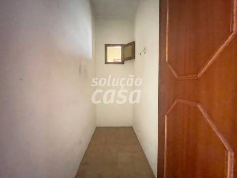 Moradia Isolada T4 para REMODELAR, com 2860m2 de Terreno!