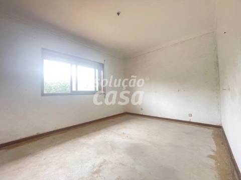 Moradia Isolada T4 para REMODELAR, com 2860m2 de Terreno!