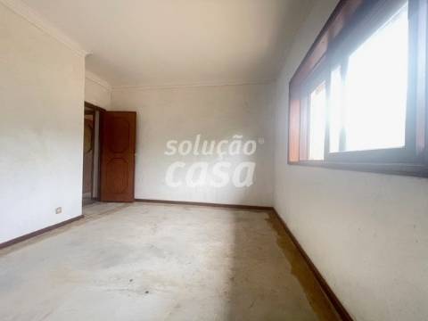 Moradia Isolada T4 para REMODELAR, com 2860m2 de Terreno!