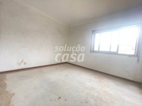 Moradia Isolada T4 para REMODELAR, com 2860m2 de Terreno!