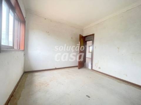 Moradia Isolada T4 para REMODELAR, com 2860m2 de Terreno!