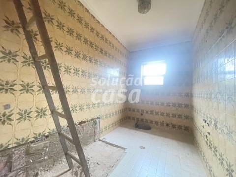 Moradia Isolada T4 para REMODELAR, com 2860m2 de Terreno!