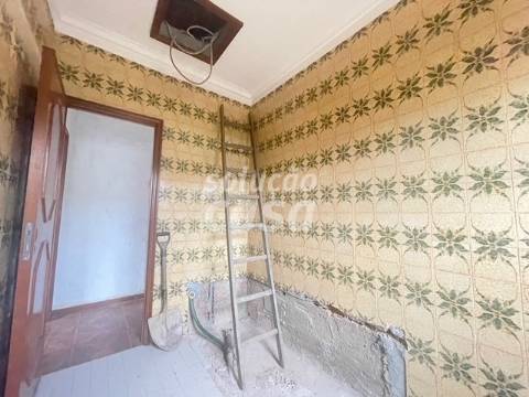 Moradia Isolada T4 para REMODELAR, com 2860m2 de Terreno!