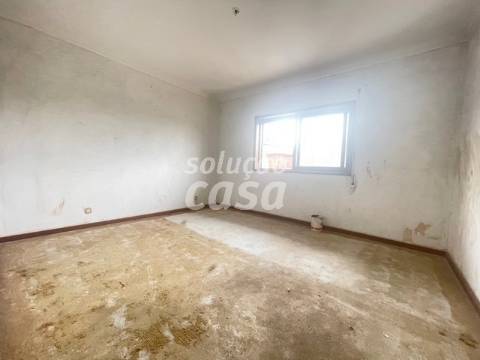 Moradia Isolada T4 para REMODELAR, com 2860m2 de Terreno!