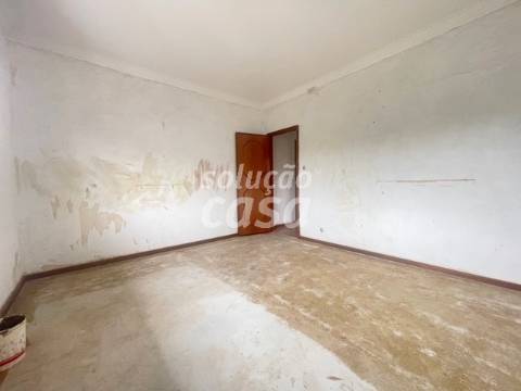 Moradia Isolada T4 para REMODELAR, com 2860m2 de Terreno!