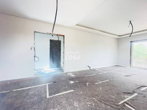 Moradia Isolada T4 TOTALMENTE REMODELADA, com 2860m2 de Terreno!
