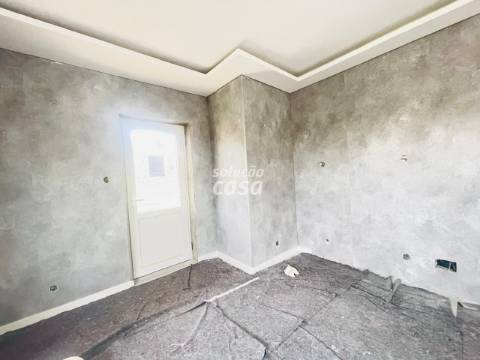 Moradia Isolada T4 TOTALMENTE REMODELADA, com 2860m2 de Terreno!