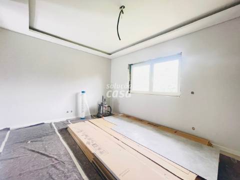 Moradia Isolada T4 TOTALMENTE REMODELADA, com 2860m2 de Terreno!