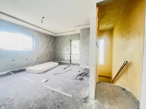 Moradia Isolada T4 TOTALMENTE REMODELADA, com 2860m2 de Terreno!