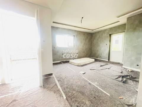 Moradia Isolada T4 TOTALMENTE REMODELADA, com 2860m2 de Terreno!